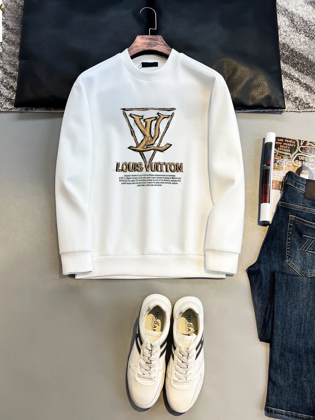 🅿️220 brand [LV Louis Vuitton] (good news for fat people) 2025ss autumn latest long-sleeved round-neck sweatshirt, on sale simultaneously on the official website. Refreshing and breathable. Made of top Tencel Roman. Comfortable and soft. 3D three-dimensional clarity. Super fashion sense. Great for gifting and keeping for yourself. Size: M-5XL (can wear up to 220 pounds)
